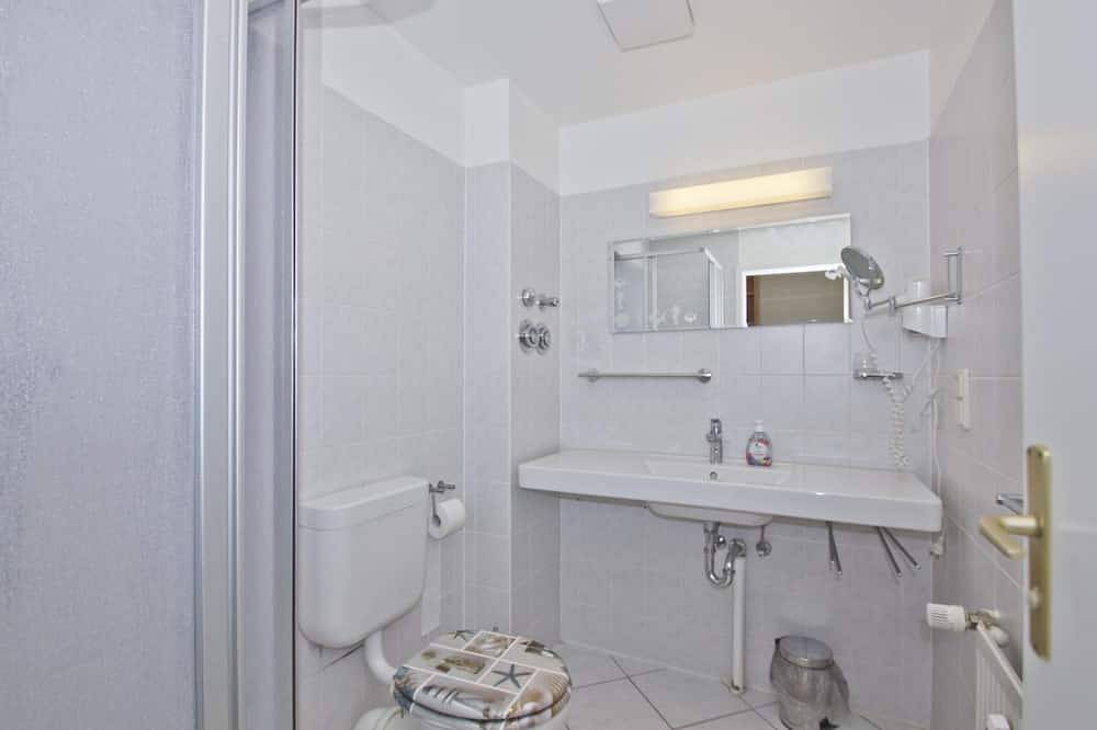 Ganze Wohnung, Nur 100 m zum Strand, Fewo mit Balkon und Terrasse - App. Eldena Fewo 04 in Lobbe, Mönchgut