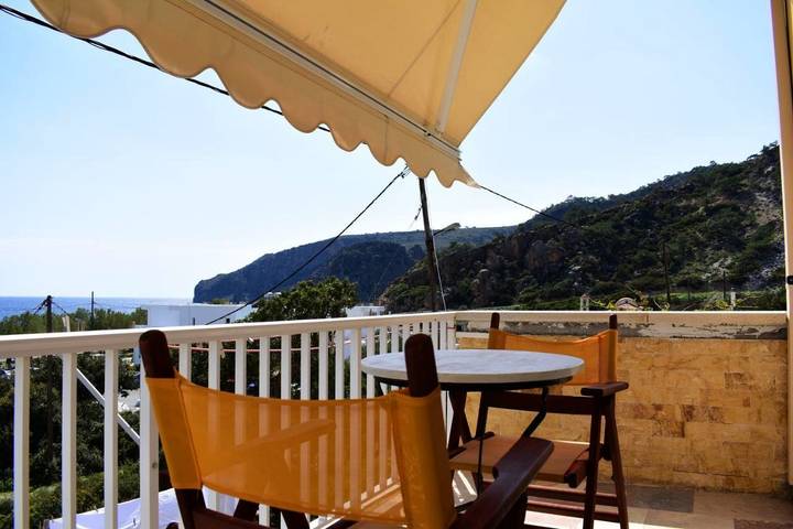Gîte pour 2 personnes, avec Balcon et Terrasse ainsi que Jardin et Vue dans Soúgia