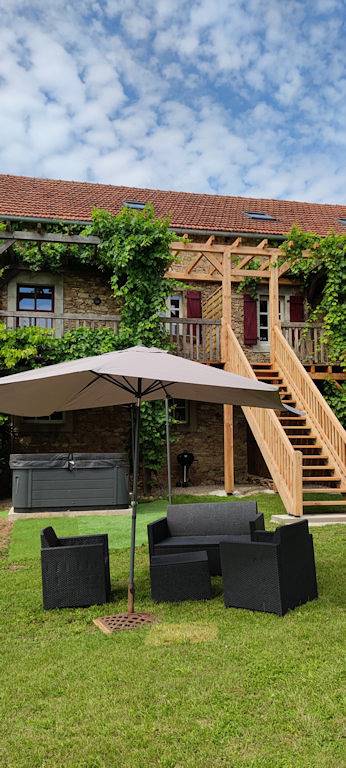 Gîte pour 4 personnes, avec jacuzzi et piscine ainsi que balcon et jardin dans l' Aveyron