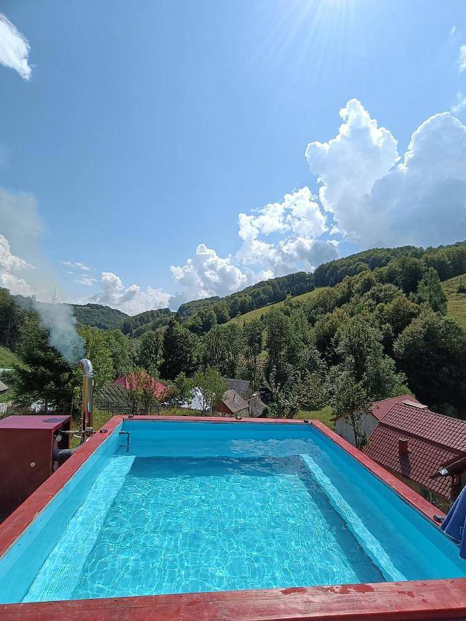 Gîte pour 4 personnes, avec terrasse ainsi que piscine et jardin
