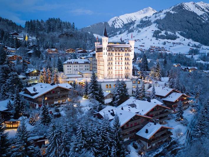 Hôtel pour 3 personnes, avec Jacuzzi et Terrasse ainsi que Jardin et Piscine dans Gstaad