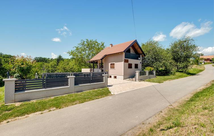 Ferienhaus für 6 Personen, mit Whirlpool und Terrasse sowie Garten und Ausblick