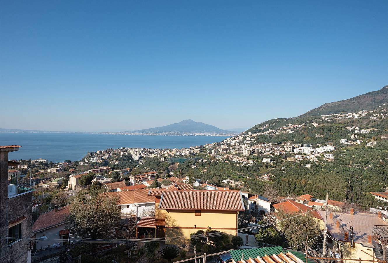 Casa de vacaciones 'Villa Ida - Appartamento Napoli' con terraza privada, Wi-Fi y aire acondicionado in Vico Equense, Sorrento Coast