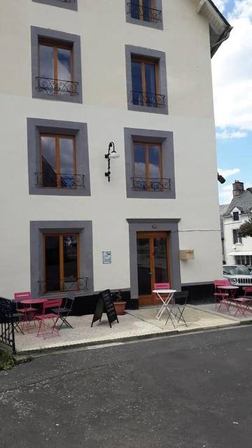 Gîte pour 2 personnes, avec terrasse et vue à Marcenat