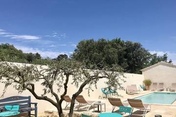 Gîte pour 6 personnes, avec terrasse ainsi que piscine et jacuzzi à Arpaillargues-et-Aureillac