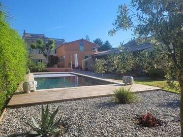 Gîte pour 5 personnes, avec jardin et piscine à Sainte-Cécile-les-Vignes