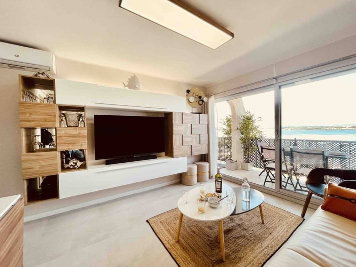 Appartement de vacances pour 4 personnes, avec piscine et balcon ainsi que jardin et vue sur le lac