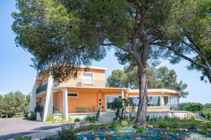 Hôtel pour 2 personnes, avec piscine ainsi que vue et jardin, animaux acceptés à Montagnac - 2