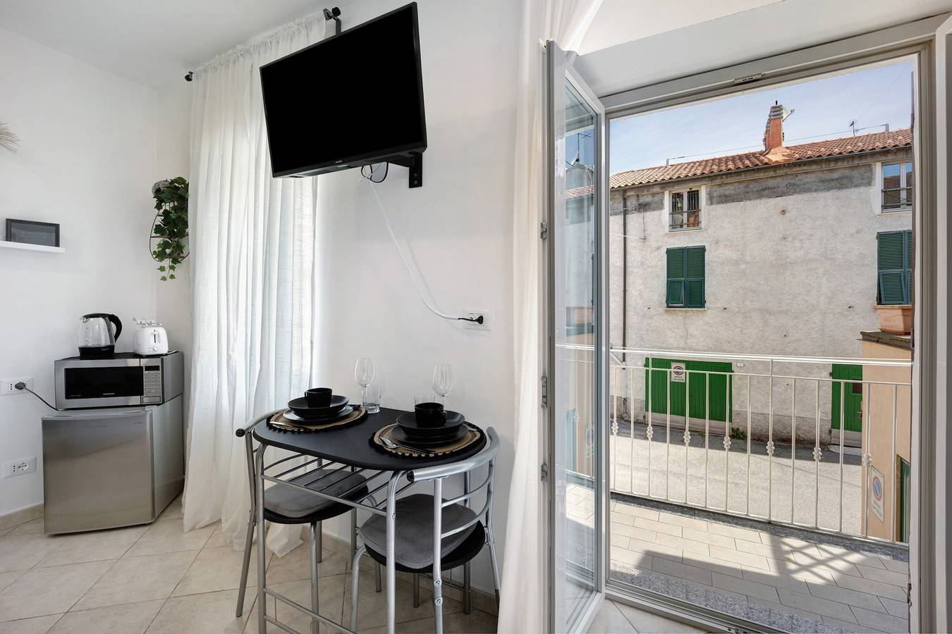 Entire studio, Studio 'Edda's Apartment' with Balcony, Wi-Fi and Air Conditioning in Altare, Savona Province