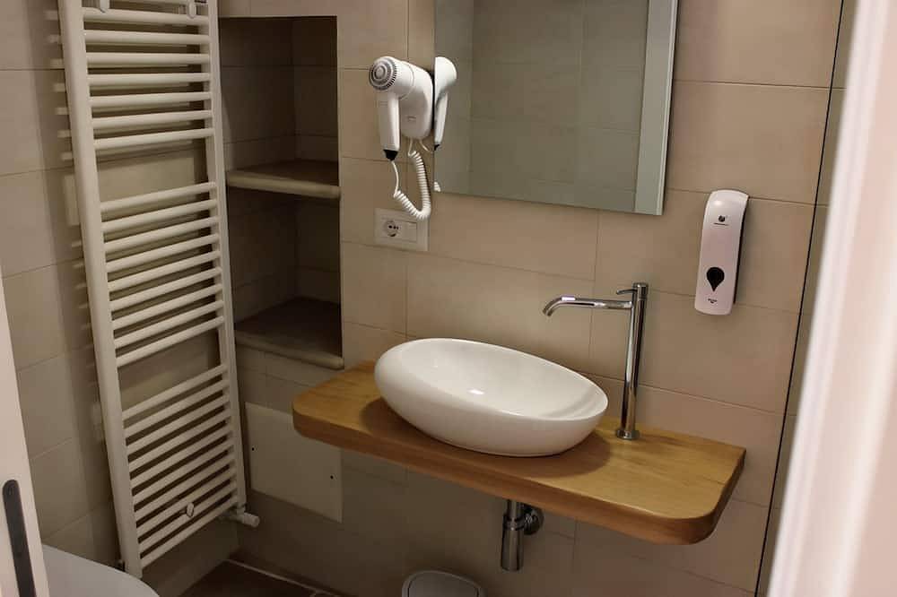 Arcobaleno - Campanile Inn; Comfortable room in historic building in Locorotondo in Locorotondo, Bari Province