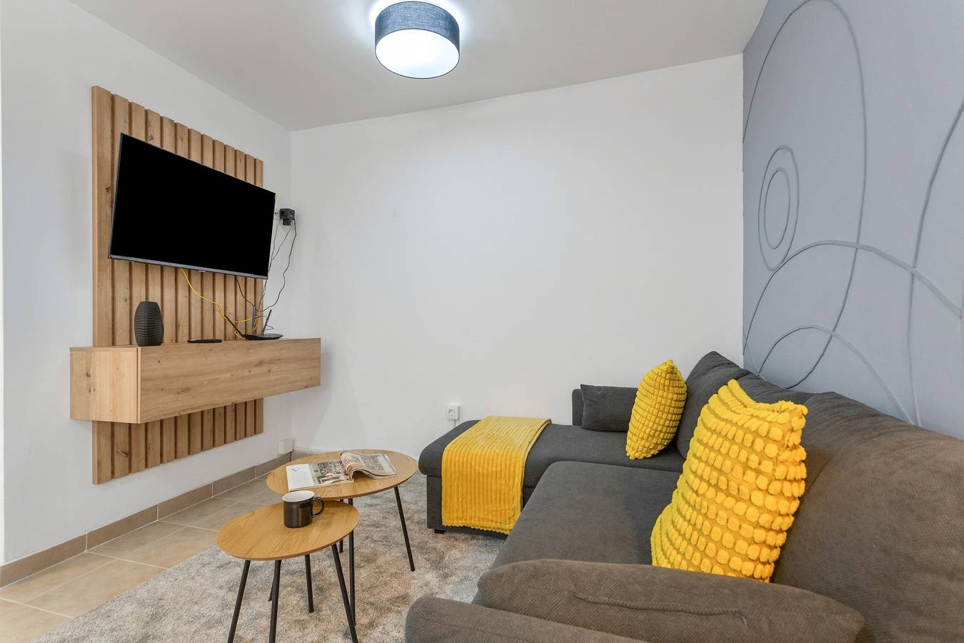 Apartamento entero, Vacaciones 'Tea-Rose Loft' con jardín compartido, Wi-Fi y aire acondicionado in Conil, Tías