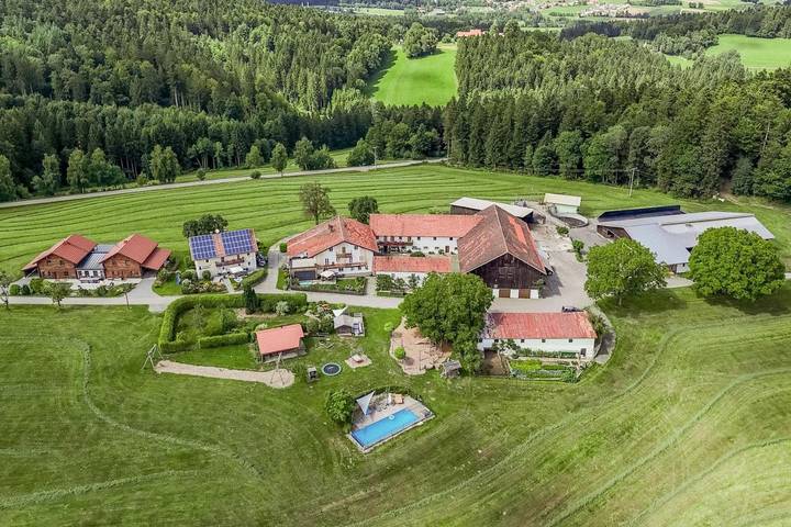 Ferienhaus für 12 Personen, mit Balkon und Terrasse sowie Garten und Pool