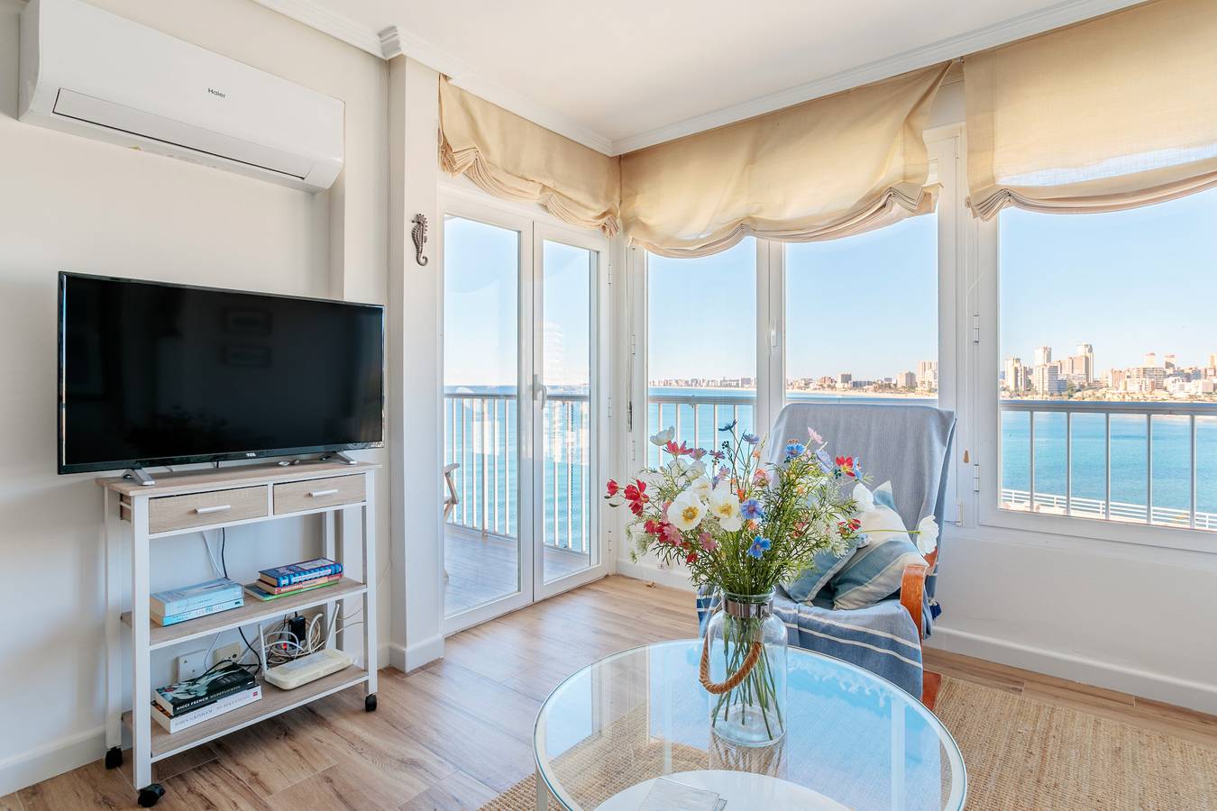 Apartamento entero, Apartamento 'Primera Linea De Playa' con vistas al mar, Wi-Fi y aire acondicionado in Campello, Costa Blanca