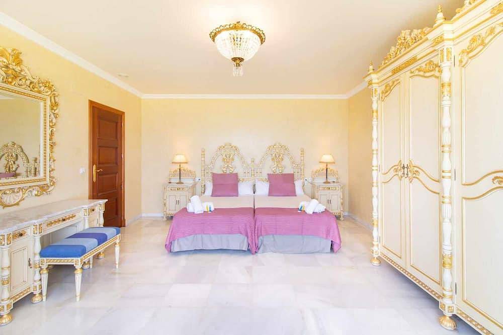 Castle Beach House. Luxury beachfront villa in Playa del Castillo (Fuengirola), Fuengirola