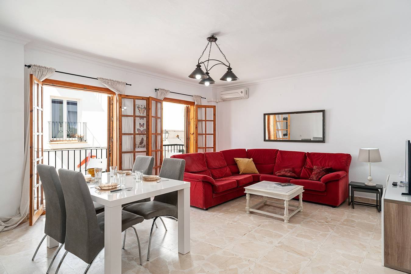 Apartamento entero, Apartamento céntrico cerca de la playa con fibra óptica y terraza; se admiten mascotas in Conil de la Frontera, Costa de la Luz