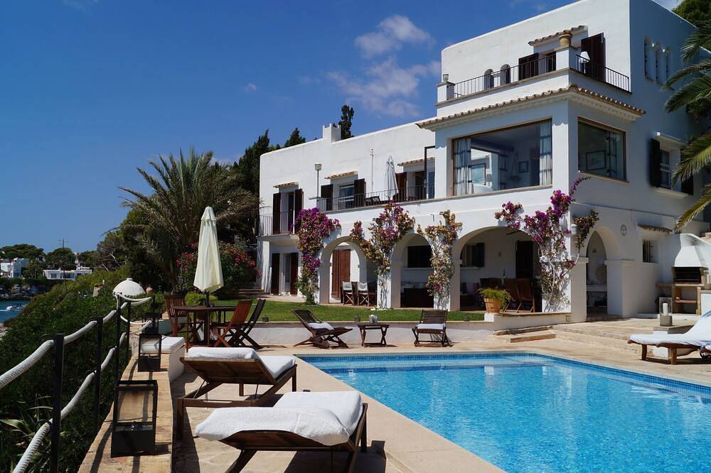 Superb Waterfront Old Style Villa mit großem privatem Pool und direktem Zugang zum Meer! in Cala d'Or, Santanyí