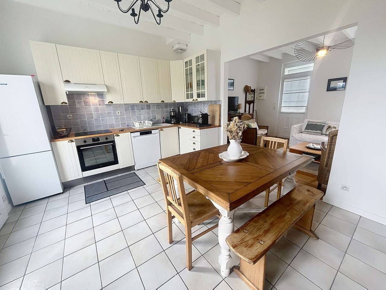Charming Villa with Garden, Steps to Beach, Near Town, Free Wifi in Jullouville, Côte de la Déroute