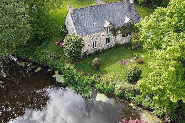 Location de vacances pour 8 personnes, avec jardin et terrasse à Peillac