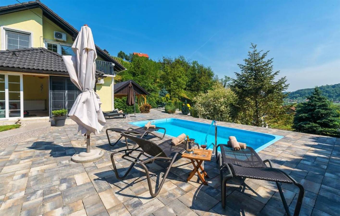 Geräumige 2-Zimmer-Wohnung mit Pool, WLAN, Terrasse und Parkplatz in Tuheljske Toplice, Krapina-Zagorje