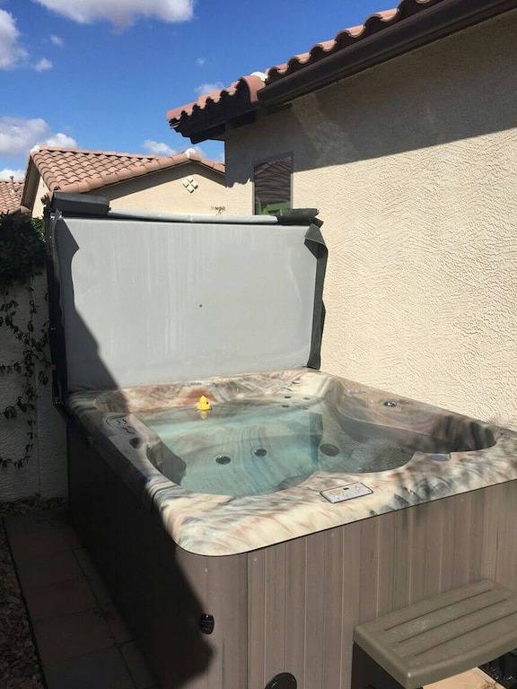 Vacation rental for 2 people, with terrace and pool as well as hot tub in Gilbert