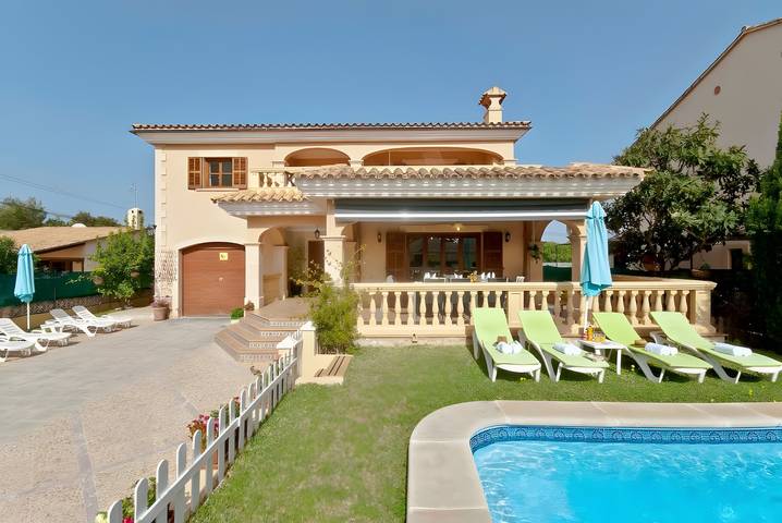 Villa 'Llac Blau' with Private Pool, Wi-Fi and Air Conditioning in Alcúdia, Coast of Mallorca