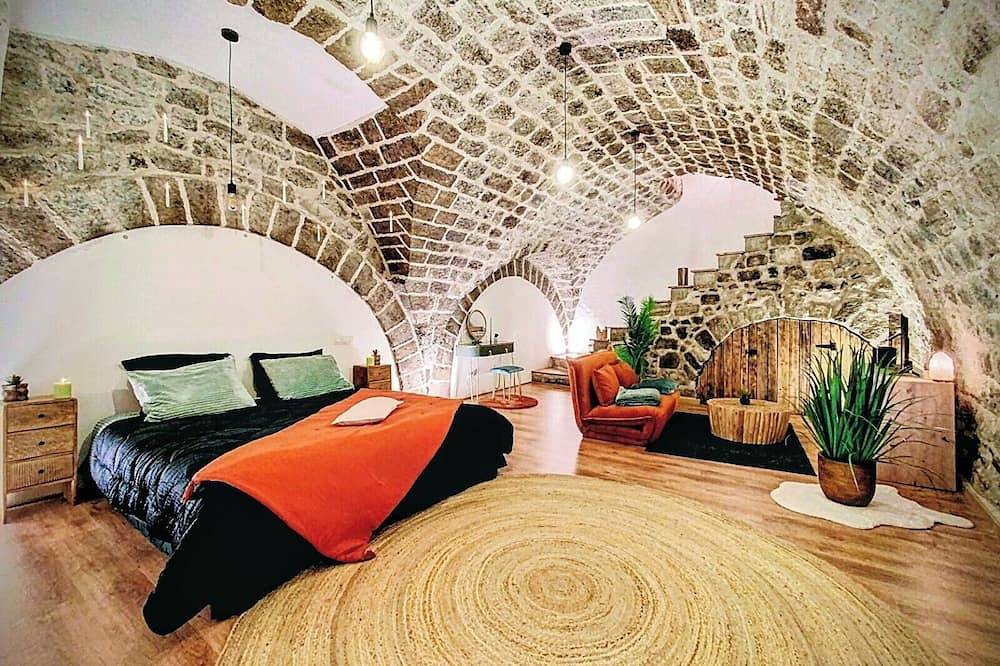 Ganze Wohnung, Where the stones whisper, an exceptional vaulted suite in the heart of Le Puy-en-Velay in Le Puy-en-Velay, Haute-Loire