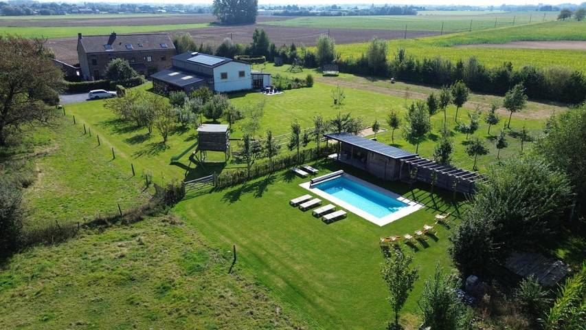 Location de vacances pour 15 personnes, avec jardin ainsi que vue et piscine, animaux acceptés à Gembloux