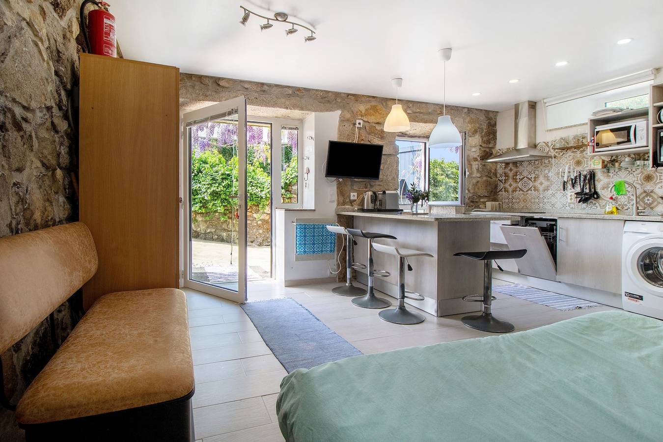 Studio Appartement 'Estúdio Azul' met uitzicht op de bergen, gedeeld zwembad en Wi-Fi, foto 7