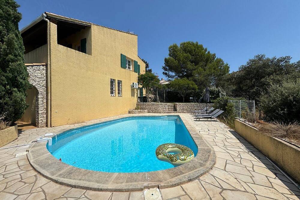 Les Hauts de Bezouce, calme, view and pool in Bezouce, Region de Nimes