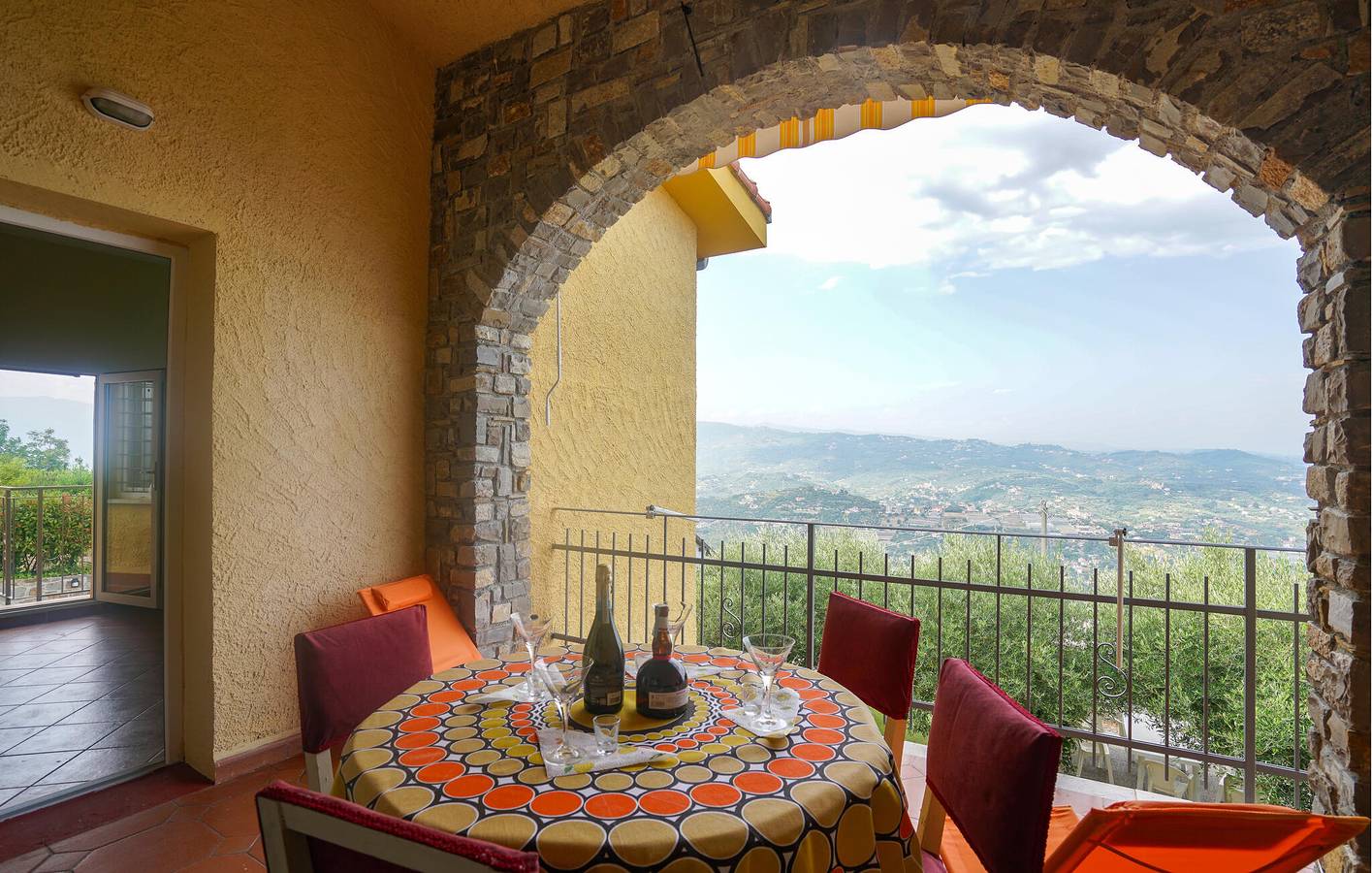 Geheel vakantieappartement, Modern Appartement met Zwembad, Parkeerplaats, Terras & WiFi | 2km naar Baia delle Vele Strand in Poggi (Imperia), Imperia