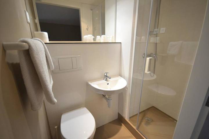 Hôtel pour 2 personnes, avec terrasse, animaux acceptés à Chambray-lès-Tours - 4