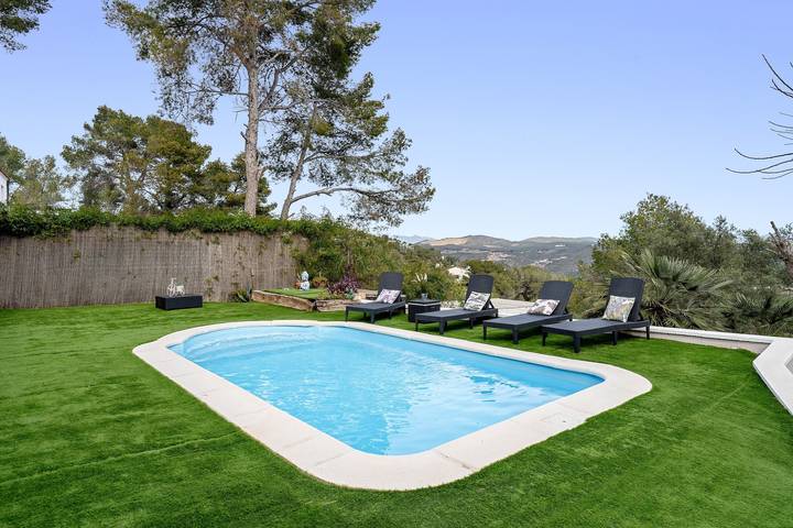 Holiday Home 'Valle De Los Sueños' with Mountain Views, Wi-Fi & Air Conditioning in Canyelles (Barcelona), Garraf