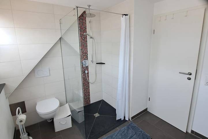 Ganze Wohnung, Stadtnah, gute Öpnv Anbindung, gute Infrastruktur in Friedrichshafen, Region Bodensee-Oberschwaben