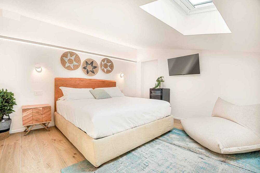 Asa Tre Uliva – The Elegance of Silence, the Luxury of the Genuinein the most authentic heart of Corniglia, Casa Tre Uliva comes to life in 2025: a high-end guesthouse that redefines the concept of hospitality in the Cinque Terre. Four charming rooms, in Corniglia, Vernazza Municipio