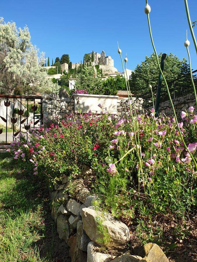 Gîte pour 2 personnes, avec vue et jardin à Valaurie
