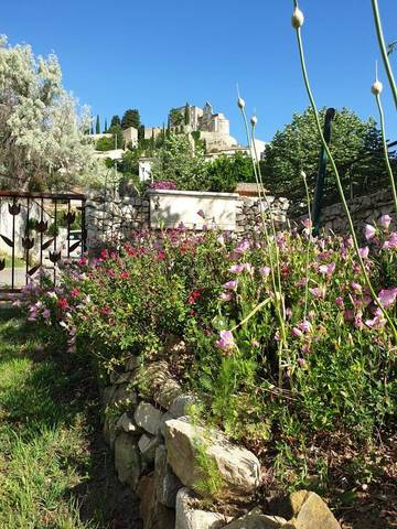 Gîte pour 2 personnes, avec jardin et vue à Valaurie