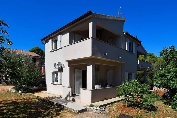 Ganze Wohnung, 2-Zimmer-Ferienwohnung mit Terrasse Susica, Ugljan A-20758-a in Ugljan, Insel Ugljan