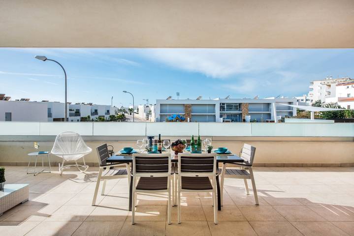 Entire apartment, Modern Apartment with Shared Pool, Wi-Fi & Air Conditioning in Albufeira in Albufeira e Olhos de Água, Faro District