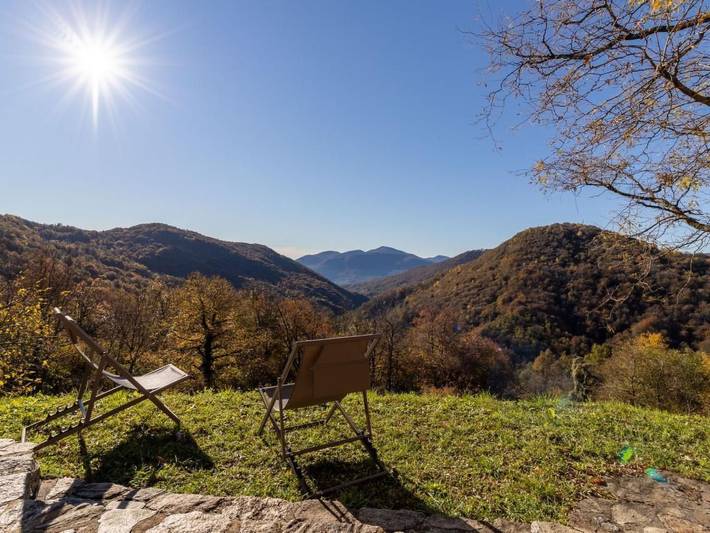 Chalet für 4 Personen, mit Terrasse und Garten sowie Ausblick im Ticino
