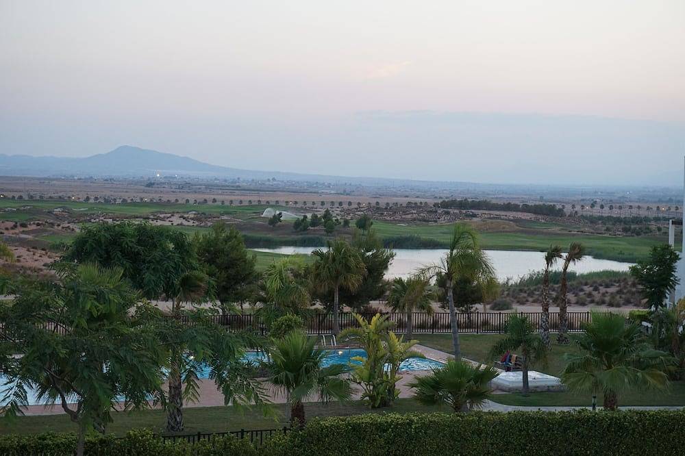 Entire apartment, Luxury 2 bed apartment on 5 star Jack Nicklaus golf course and family resort. in Condado de Alhama, Alhama de Murcia