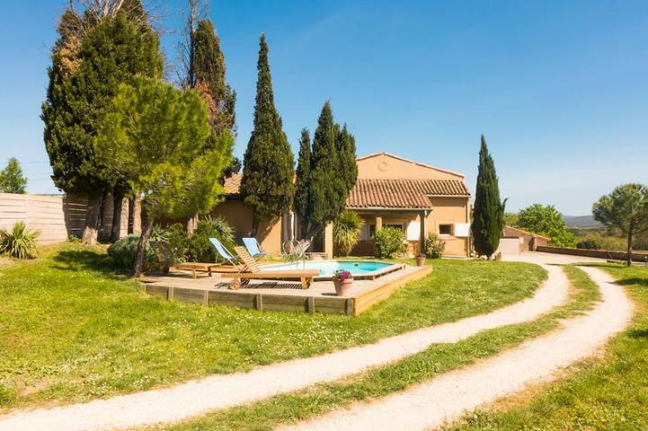 Location de vacances pour 10 personnes, avec Balcon et Jardin dans Loupia