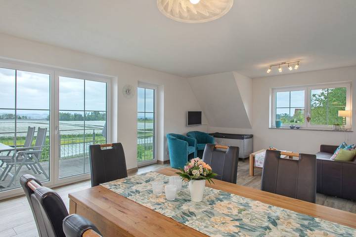 Ganze Wohnung, Ferienwohnung 'Bergblick' mit privatem Balkon, Gemeinschaftsgarten und Wi-Fi in Friedrichshafen, Region Bodensee-Oberschwaben