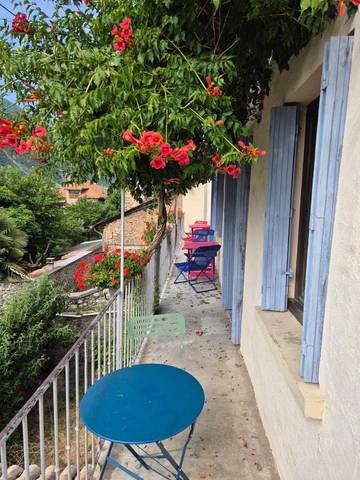 Gîte pour 4 personnes, avec vue ainsi que terrasse et vue sur le lac dans Remollon