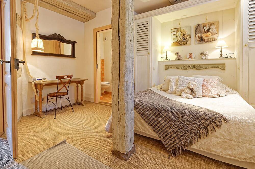Entire apartment, Little Bear***** - On a little medieval square. Quiet location, direct access. in Riquewihr, Parc naturel régional des Ballons des Vosges