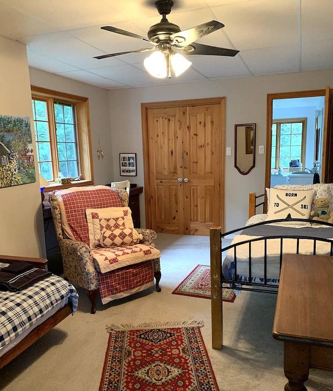 Large luxury cottage with hot tub sauna high speed Internet near Mont-Tremblant in Labelle, Québec