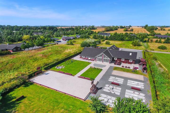 Ferienhaus für 32 Personen, mit Whirlpool und Terrasse sowie Garten und Kinderpool auf Seeland - 2