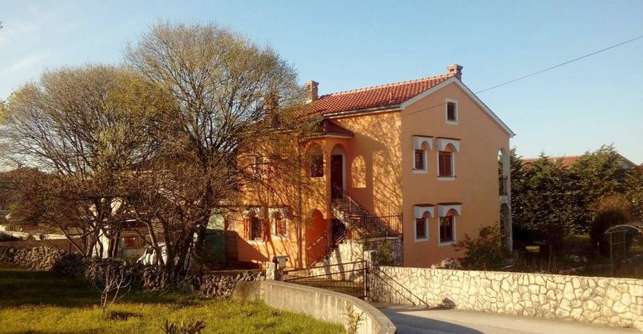 Ferienwohnung für 3 Personen, mit Garten und Ausblick in Pinezici
