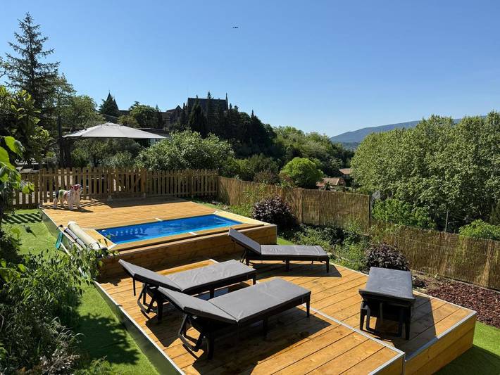 Location de vacances pour 4 personnes, avec bassin pour enfant et piscine ainsi que vue et jardin à Ganges