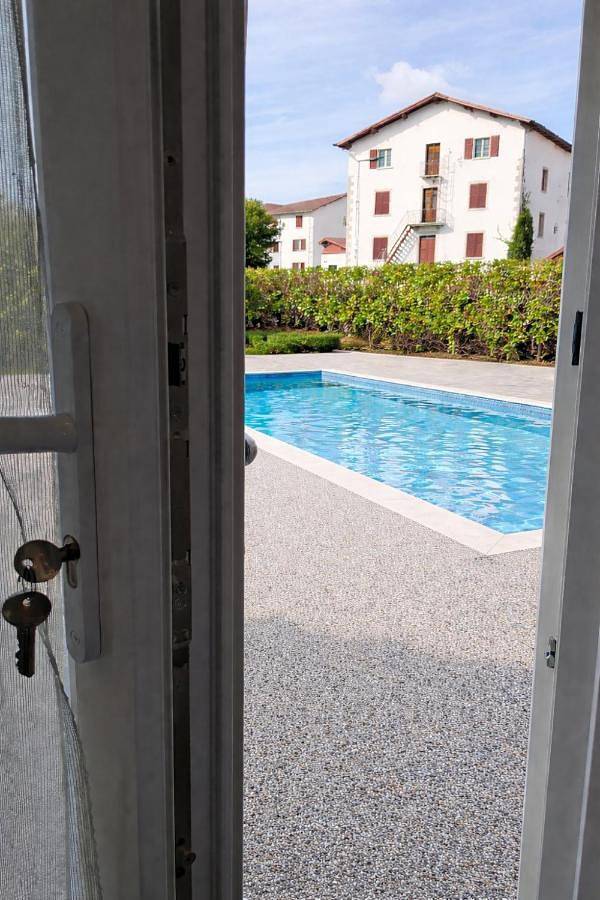 Gîte pour 2 personnes, avec terrasse ainsi que piscine et jardin à Iholdy - 3