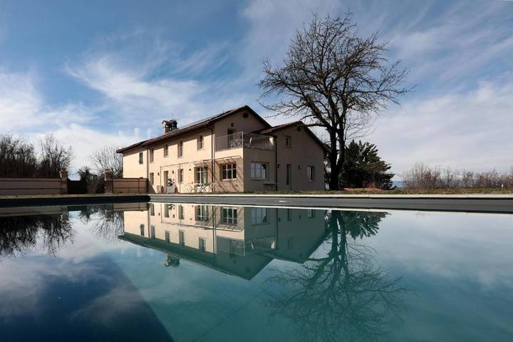 Casa vacanza per 10 persone, con Balcone e Terrazza nonché Giardino e Piscina a Cherasco